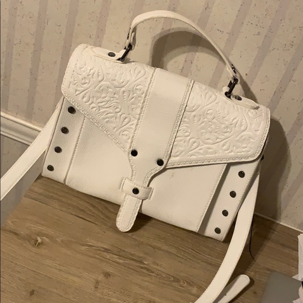 Super cute white purse!